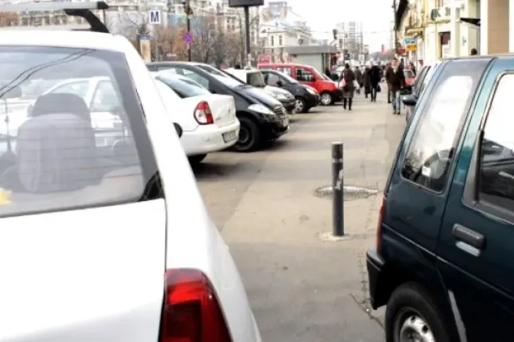 Haos rutier în Cluj-Napoca! Mașinile parcate ilegal blochează o intersecție importantă: „Pune în pericol viața pietonilor și siguranța șoferilor” 