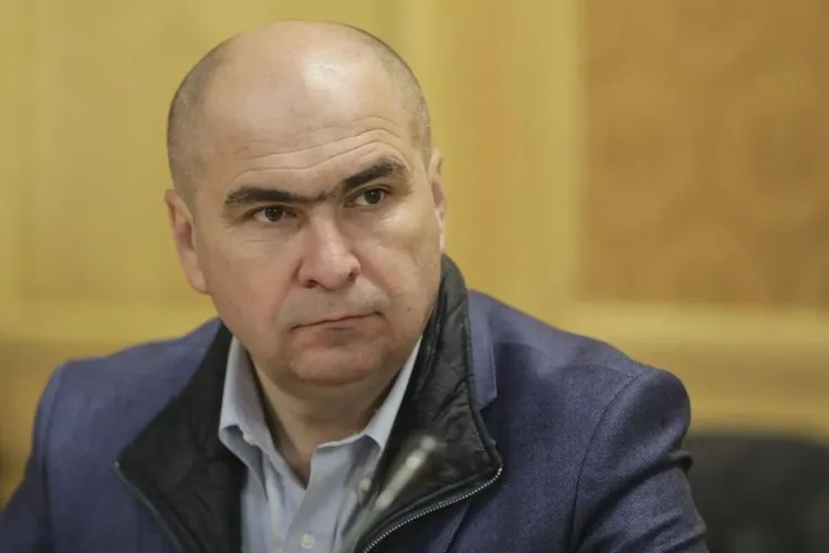 Angajații din primării tremură din cauza lui Ilie Bolojan. Premierul anunță plafonarea salariilor și concedierea bugetarilor care sunt în plus