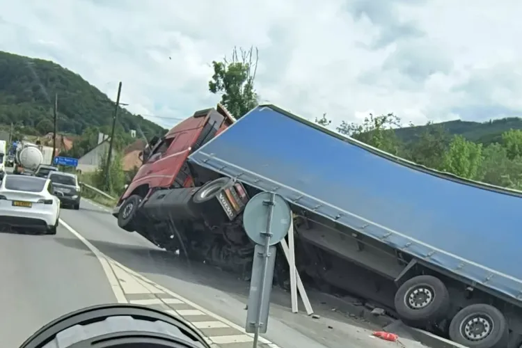 Accident grav în Cluj! Un camion s-a răsturnat pe carosabil și blochează traficul pe o întreagă bandă. Primele informații de la locul accidentului FOTO