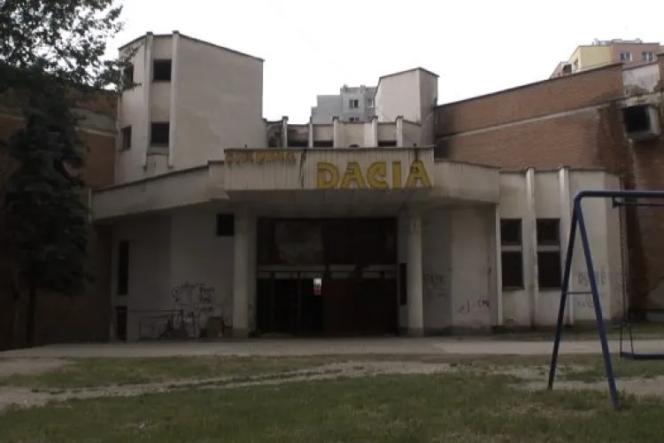 Mizerie și haos în Cluj-Napoca lângă Cinema Dacia! Locatarii din Mănăștur, revoltați: „Nu mai putem sta pe bănci, copiii nu mai au unde să se joace”