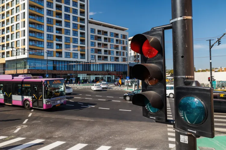 Clujenii fierb de nervi la un semafor din Mănăștur: Așteaptă mult prea mult pentru a trece strada! „E absurd, mașinile trec nestingherite”