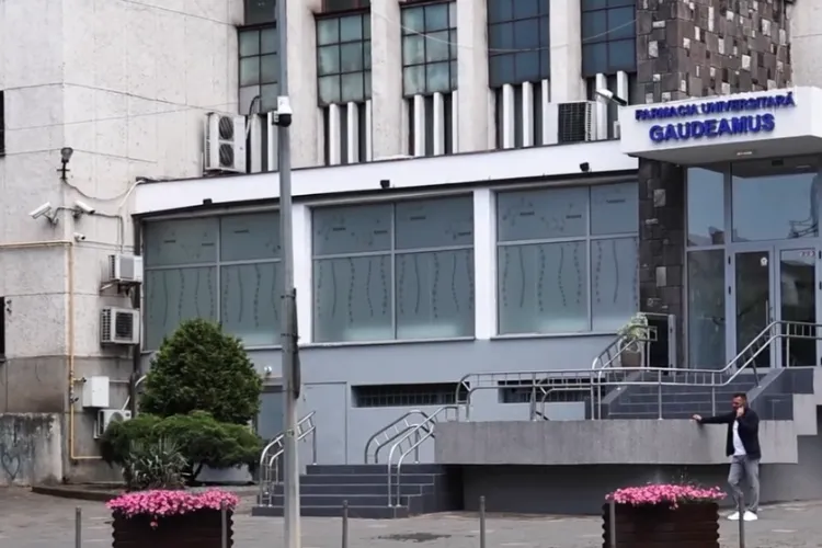 O Universitate de Medicină din Ardeal și-a deschis prima farmacie universitară din țără! Are dotări SF: Robot de farmacie, laborator, consiliere VIDEO