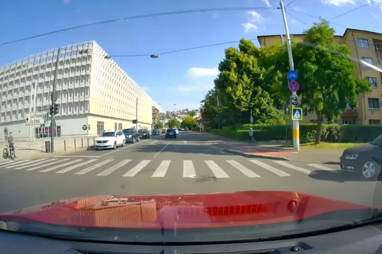 Inconștiență la volan lângă Cluj Arena! Un șofer a trecut pe roșu și era cât pe ce să provoace o tragedie în intersecție VIDEO