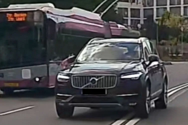 Manevră la limită în Cluj-Napoca: Un șofer a tăiat banda dublă continuă și a intrat pe contrasens, la un pas de un impact frontal VIDEO