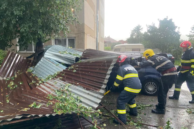 Furtună de coșmar în Cluj! Copaci căzuți pe mașini, acoperișuri smulse și drumuri blocate. Pompierii, în alertă totală pentru codul portocaliu