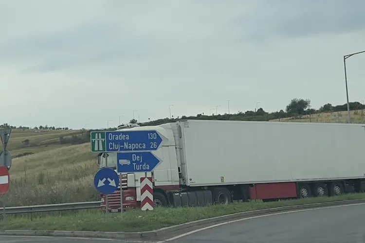 Trafic paralizat în Cluj, la ieșirea spre Nădășelu, după ce un camion s-a stricat pe autostradă! Cât va dura blocajul?
