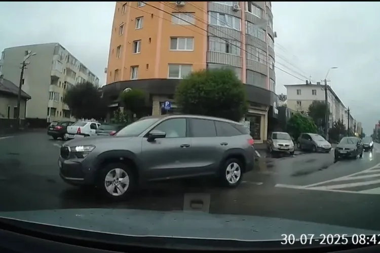 A uitat complet regulile: Un șofer din Cluj-Napoca a ignorat prioritatea în sensul giratoriu și era cât pe ce să provoace un accident VIDEO