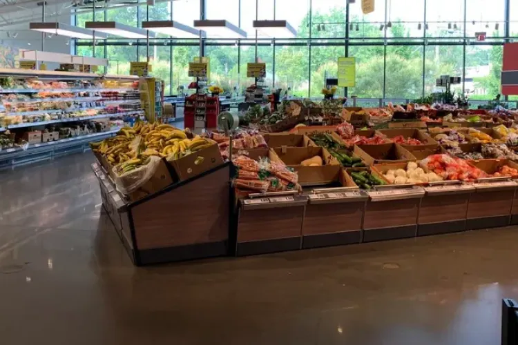 Primul mare lanț de supermarketuri anunță că NU CREȘTE PREȚURILE, odată cu creșterea TVA la 1 august: „Momentan, suportăm noi creșterea de TVA”