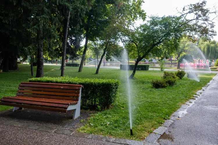 În Cluj-Napoca, o bancă lipsă devine subiect de nostalgie! Clujenii vor locul lor de stat la povești înapoi: „Ar fi frumos să fie din nou amplasată”