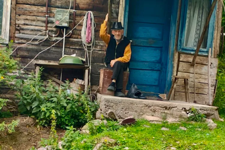 Femeia cu inima de aur din Cluj, alături de bunicii uitați din Apuseni: „Iubirea de bătrâni e iubirea de Dumnezeu”