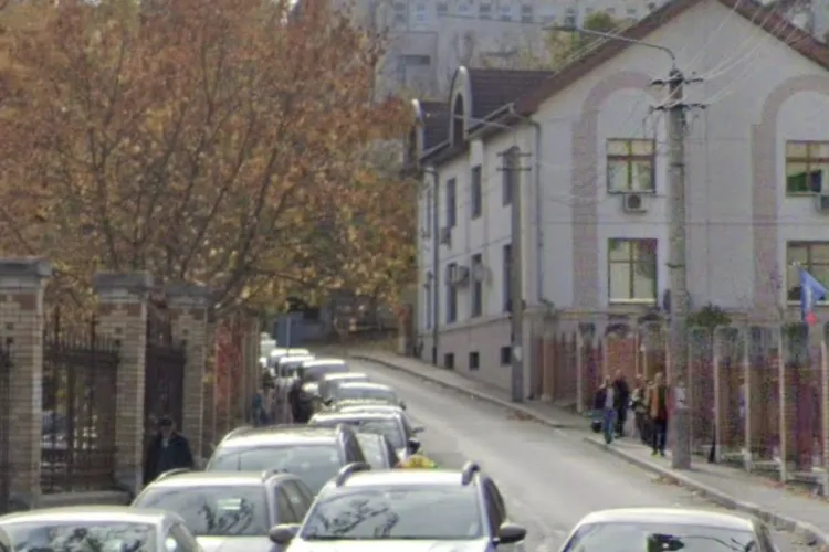 Scări prăbușite și locuri de parcare puține pentru persoanele cu dizabilități în zona spitalelor din Cluj. Riscul unui accident grav e real!