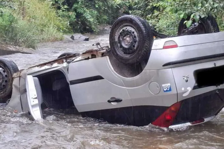 La un pas de tragedie! Patru copii au ajuns de urgență la spital, după ce mașina în care se aflau s-a răsturnat în râu