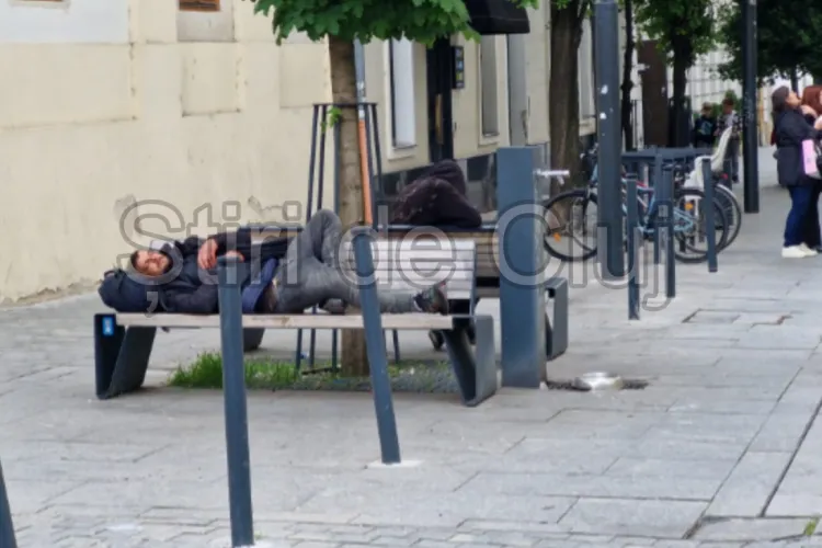 Locuitorii Clujului, revoltați: cerșetorii fac legea pe strada Emile Zola! Alcool, urină și miros insuportabil chiar în buricul târgului”