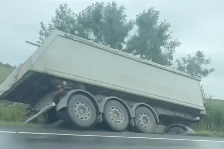 S-a înfipt cu TIR-ul într-un copac pe un drum din Cluj, dar șoferul a avut un noroc chior! Se circulă cu mare dificultate VIDEO