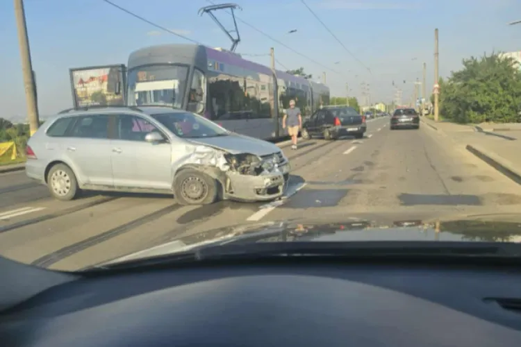 Accident în Cluj-Napoca! Traficul este blocat pe Bulevardul Muncii! Șoferii, prinși în coloană încă de dimineață
