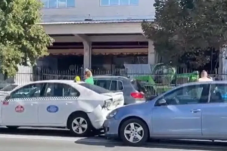 Accident în Cluj-Napoca! Patru mașini implicate, traficul este îngreunat în zona aeroportului VIDEO 