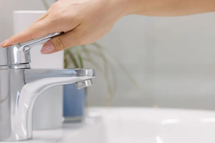 Clujenii rămân fără apă potabilă! Străzi întregi din oraș afectate de o avarie majoră la rețeaua publică. La ce oră revine apa?