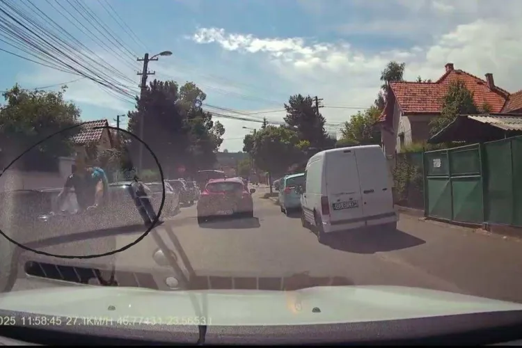 Moment șocant pe o stradă din Cluj-Napoca: Un biciclist tupeist „și-a luat drum”, a mers pe contrasens și era să fie spulberat de o mașină VIDEO