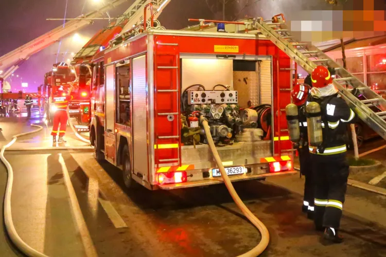 O cafenea din cartierul Mărăști din Cluj-Napoca a luat foc azi-noapte. Pompierii au trimis și autoscara. Incendiul a pornit de la un obiect banal