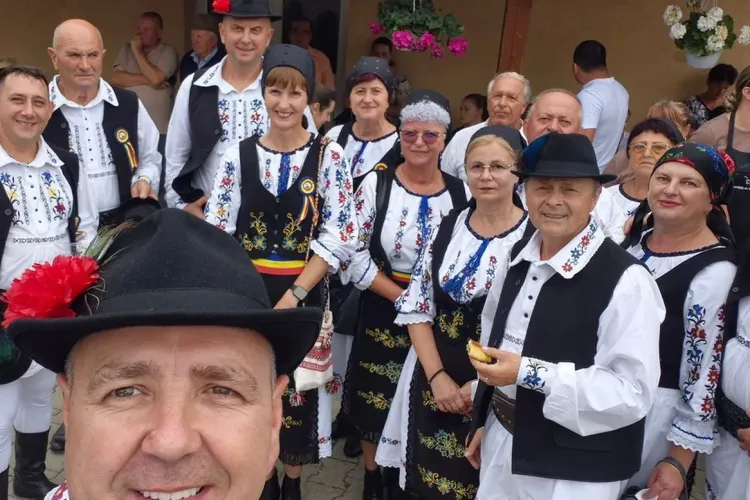 VIDEO. Clujenii care nu și-au uitat strămoșii s-au adunat la cel mai mare festival de folclor din județ. Ce tradiții au fost respectate