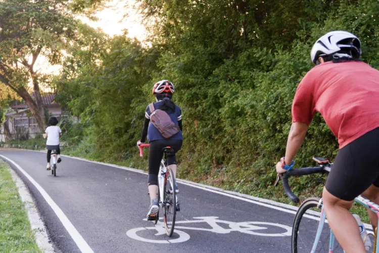 „Velo Apuseni” intră în linie dreaptă: Peste 113 km de piste de biciclete prin inima munților, cu bărci electrice și zeci de popasuri