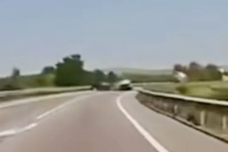 Accident filmat LIVE pe centura Vâlcele-Apahida. Trei perosane transportate in stare graava la spital. VIDEO Momentul impactului