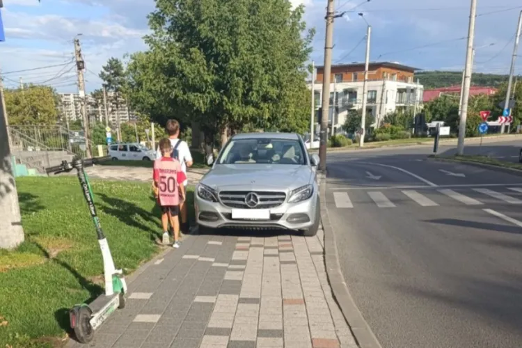 Un Mercedes a fost parcat cu nesimțire fix pe trotuar, în Cluj-Napoca. Pietonii, lăsați să traverseze la voia sorții FOTO