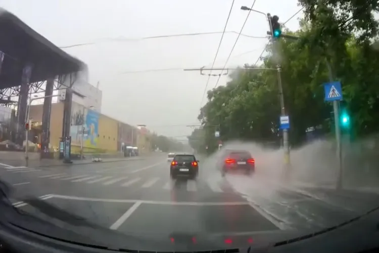 „Duș” gratuit pe străzile Clujului! Pietoni uzi din cap până în picioare de un SUV, la Iulius Mall, după o ploaie torențială VIDEO