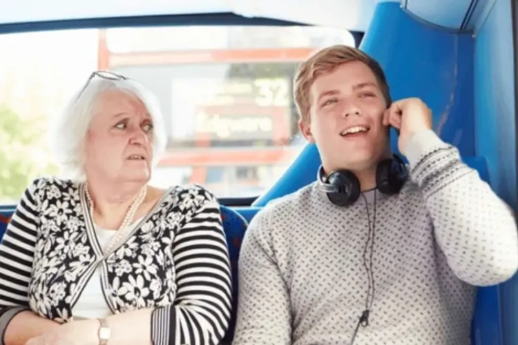 Scandal seară de seară pe linia 46 din Cluj: O femeie atacă verbal călătorii care vorbesc la telefon. „Se leagă de cei mai tineri sau chiar de copii”