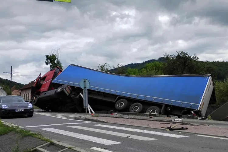 Trafic blocat pe DN1 în Cluj! Un camion cu semiremorcă a rămas imobilizat pe șosea în Ciucea, șoferii stau la coadă zeci de minute FOTO