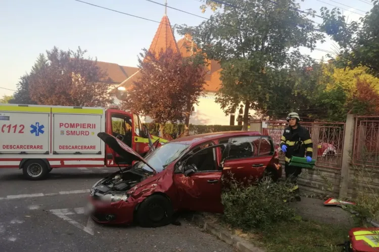 Accident cu două mașini pe strada Nicolae Iorga din Cluj! Două femei au fost transportate la spital după impactul de joi seară