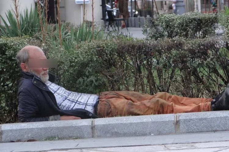 Miros insuportabil lângă un supermarket din Cluj-Napoca! Oamenii se plâng că este plin de mizerii: „Unii își fac și nevoile acolo”