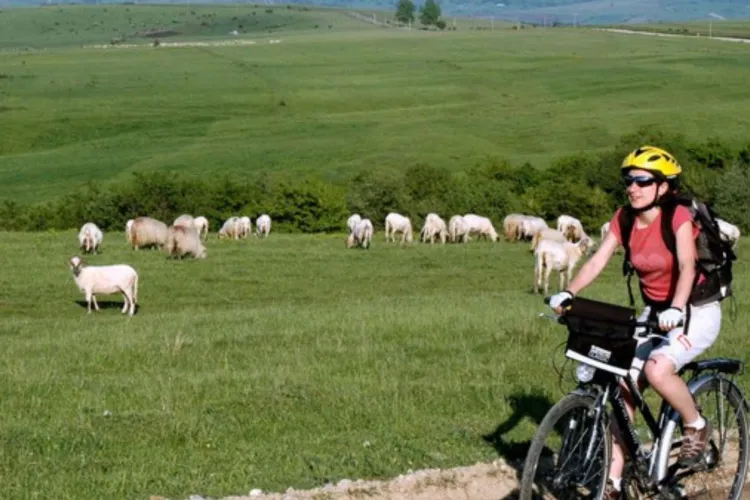Plimbare, povești și gusturi locale: În acest weekend, clujenii ies la pedalat prin satele de lângă Cluj! Vezi care e traseul și cum te poți înscrie