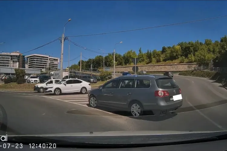Confuzie totală într-un sens giratoriu din Cluj-Napoca! Un șofer din Alba a tăiat calea și s-a urcat cu mașina pe marcaj VIDEO