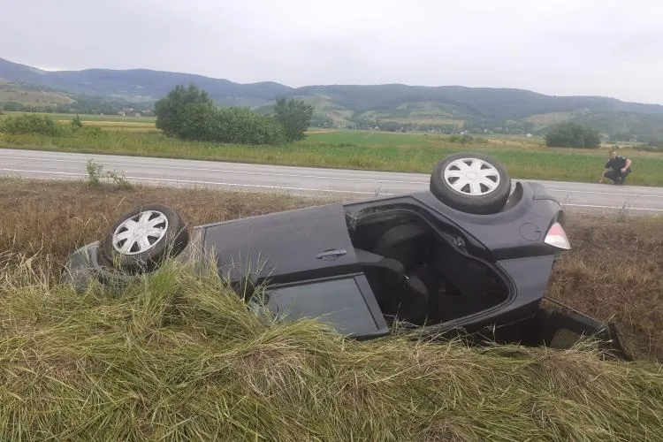 Intervenție de urgență la un accident rutier între două localități din Cluj: Patru răniți, printre care și doi copii, primesc îngrijiri