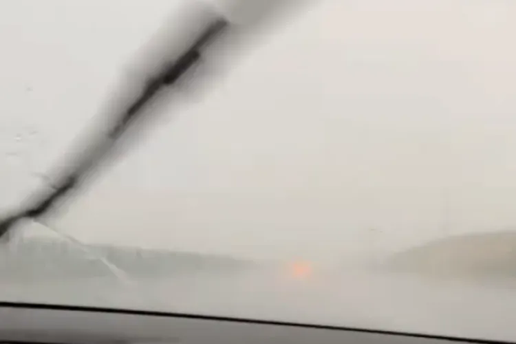 VIDEO. Furtună violentă pe Autostrada Transilvania A3: Imaginile care îngrozesc orice șofer surprins în astfel de condiții pe autostradă