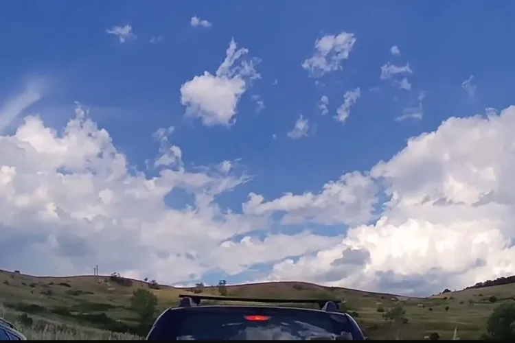 Tamponare surprinsă live pe un drum de țară din Cluj: „Mi-a făcut cu farurile ăla care venea și m-am oprit să văd ce-i trebuie” VIDEO