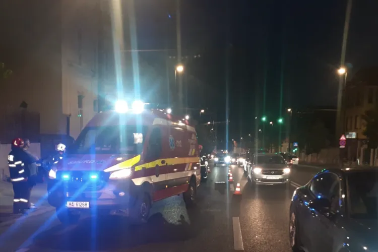 Accident grav în Cluj-Napoca! Un motociclist a fost trântit la pământ după impact cu un autoturism. Acesta a fost transportat de urgență la spital