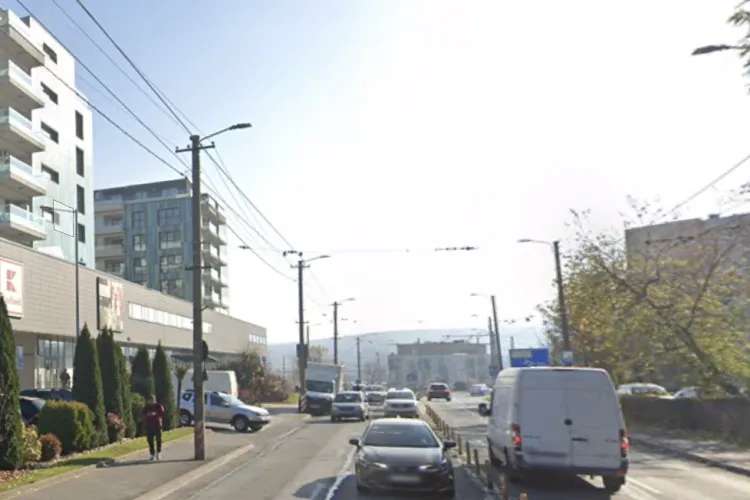 Șoferi și taximetriști, prinși urinând în plină stradă la Cluj, deși la doi pași există toalete gratuite: „Situația este jenantă și periculoasă!”