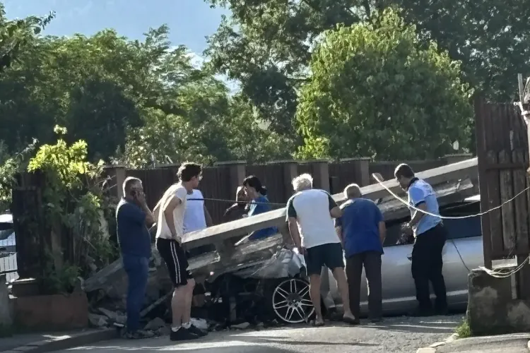 Accident teribil în Cluj! Un bărbat a rămas încarcerat  după ce a pierdut controlul volanului pe o stradă din Florești și a dărâmat un stâlp de curent