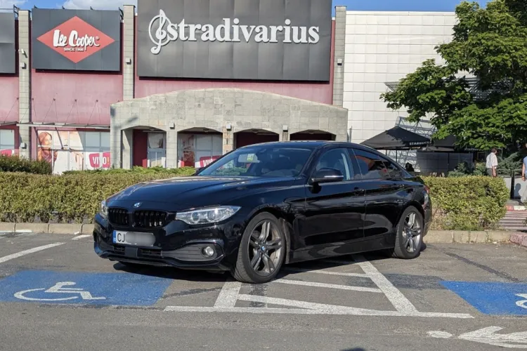 Nesimțire maximă la Cluj: Șofer de BMW ocupă două locuri pentru persoane cu dizabilități în parcarea VIVO. Clujenii sunt scandalizați FOTO