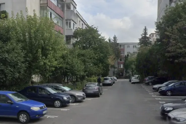 Trotuarele din Cluj, transformate în parcare privată! Vecinii blochează accesul pietonilor de ani de zile „E a treia sesizare pe care o fac”