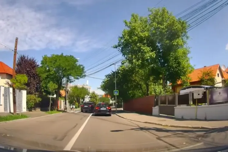 Imagini revoltătoare în Cluj-Napoca: Un șofer a forțat depășirea lângă trecerea de pietoni și era să spulbere un tată cu doi copii VIDEO