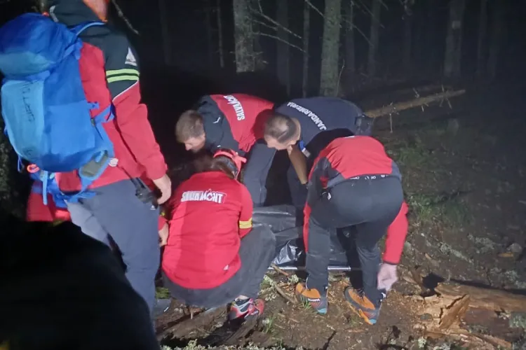 Coșmar pe munte: Un bărbat de 50 de ani, strivit de un copac căzut din cauza furtunii! Zeci de sportivi salvați din furtună FOTO