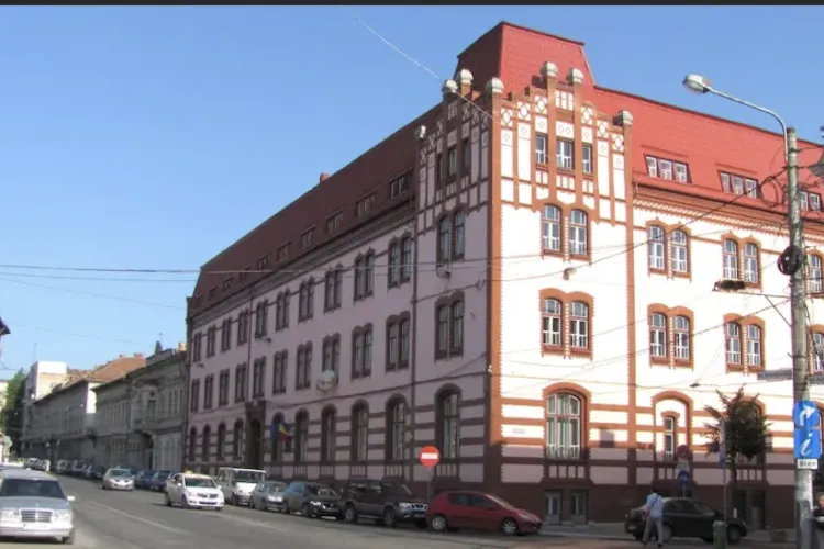 Locuitorii din zona Facultății de Drept, disperați: Un aparat amplasat pe acoperișul facultății îi bombardează cu sunete deranjante 10 ore pe zi!