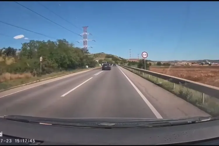Depășire la milimetru pe un drum din Cluj! Șoferul unei mașini a forțat depășirea și era să se izbească frontal de o dubiță VIDEO