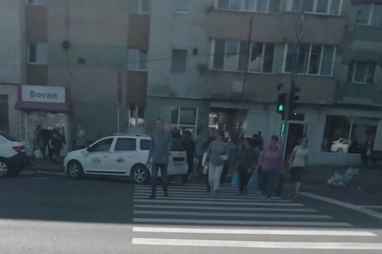Parcările improvizate, la ordinea zilei în Cluj-Napoca: Pietoni puși să ocolească o mașină de Taxi care a fost parcată fix pe trecerea de pietoni FOTO