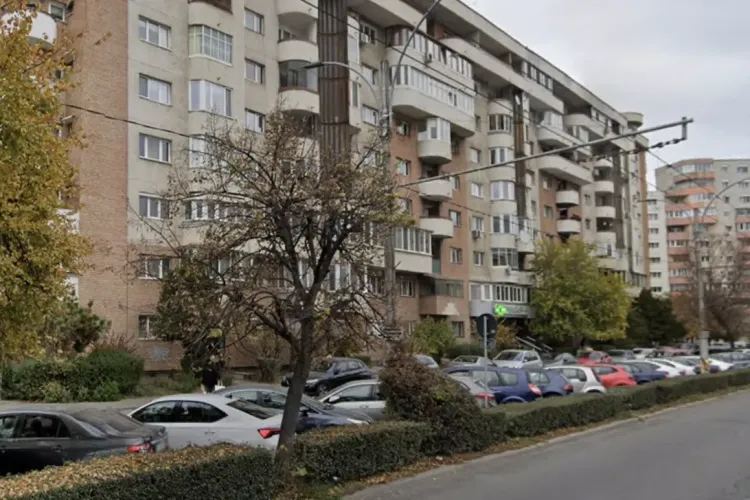 Trotuar ocupat de mașini lângă un magazin pe o stradă principală din Cluj-Napoca! Pietonii, obligați să circule pe carosabil: „E extrem de periculos!”