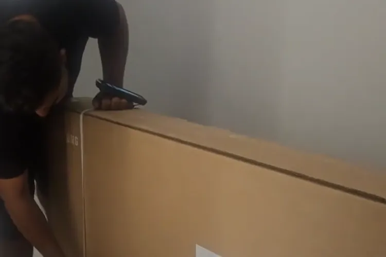 Scandal cu curierii în fața ușii: Au refuzat să intre cu televizorul cu ecran Oled în casă și l-au desfăcut în holul blocului: „Așa e procedura” VIDEO