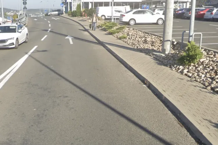 Capcană pentru pietoni pentru o stradă din Cluj-Napoca! Trotuarele sunt imposibil de folosit de vârstnici, mame sau persoane cu dizabilități